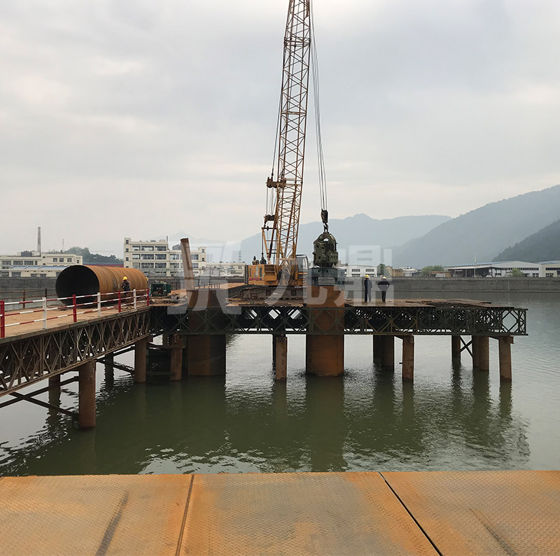   應(yīng)急貝雷鋼便橋和固定貝雷鋼便橋具有構(gòu)件少，重量輕，成本低的特點(diǎn)